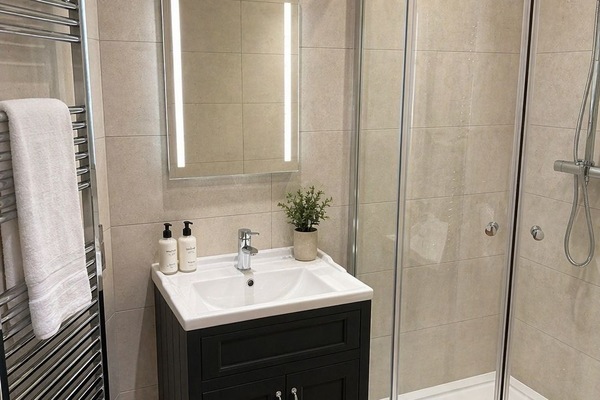 Standard Double Room, 1 King Bed | Bathroom
