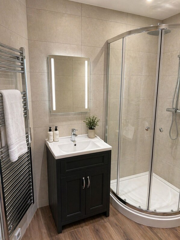 Standard Double Room, 1 King Bed | Bathroom | Shower, free toiletries, hair dryer, bathrobes - The Hurt Arms (Belper)