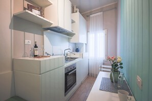 Apartment, 1 Schlafzimmer | Eigene Küche | Großer Kühlschrank, Ofen, Herdplatte, Kochgeschirr/Geschirr/Besteck
