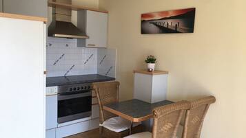 Apartment, 1 Schlafzimmer | Essbereich im Zimmer