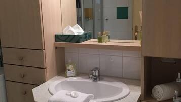 Apartment, 1 Schlafzimmer | Waschbecken im Bad
