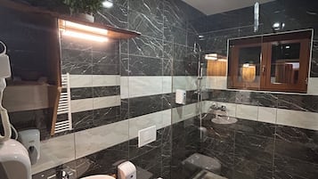 Deluxe Double Room | Bathroom | Shower, free toiletries, towels
