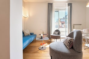 Apartment, 3 Schlafzimmer, Terrasse | Wohnbereich | Flachbildfernseher