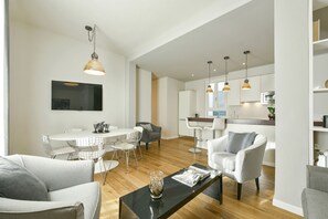 Apartment, 3 Schlafzimmer, Terrasse | Wohnbereich | Flachbildfernseher