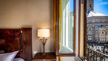 Suite Junior, 1 kamar tidur, balkon, pemandangan kota | Seprai premium, selimut bulu angsa, minibar, dan brankas