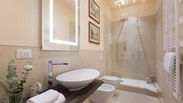 Habitación estándar con 1 cama matrimonial o 2 individuales, vista a la ciudad | Baño | Regadera, regadera tipo lluvia, amenidades de baño gratuitas