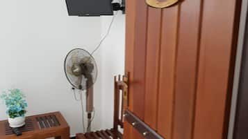 1 bedroom, desk, blackout drapes, free WiFi