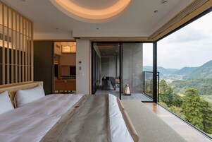 Caja fuerte, escritorio, wifi gratis y ropa de cama