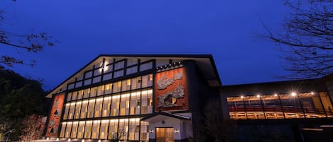 Fachada del alojamiento - Noche