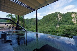 A rooftop infinity pool with a view of a forested mountain range. - Okuhita Onsen Umehibiki (Hita)