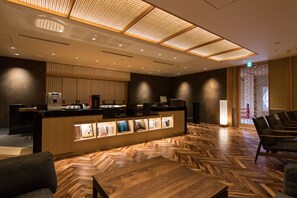 Lobby sitting area - Okuhita Onsen Umehibiki (Hita)