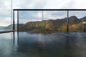 Caja fuerte, escritorio, wifi gratis y ropa de cama