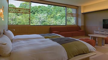 Un dormitorio moderno con una cama grande, una zona de estar y un televisor.
