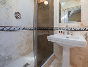 Appartement, 2 chambres | Salle de bain | Douche, douche à « effet pluie », sèche-cheveux, bidet