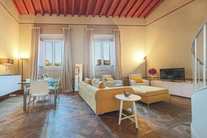 Apartment, 2 Bedrooms | Dining room