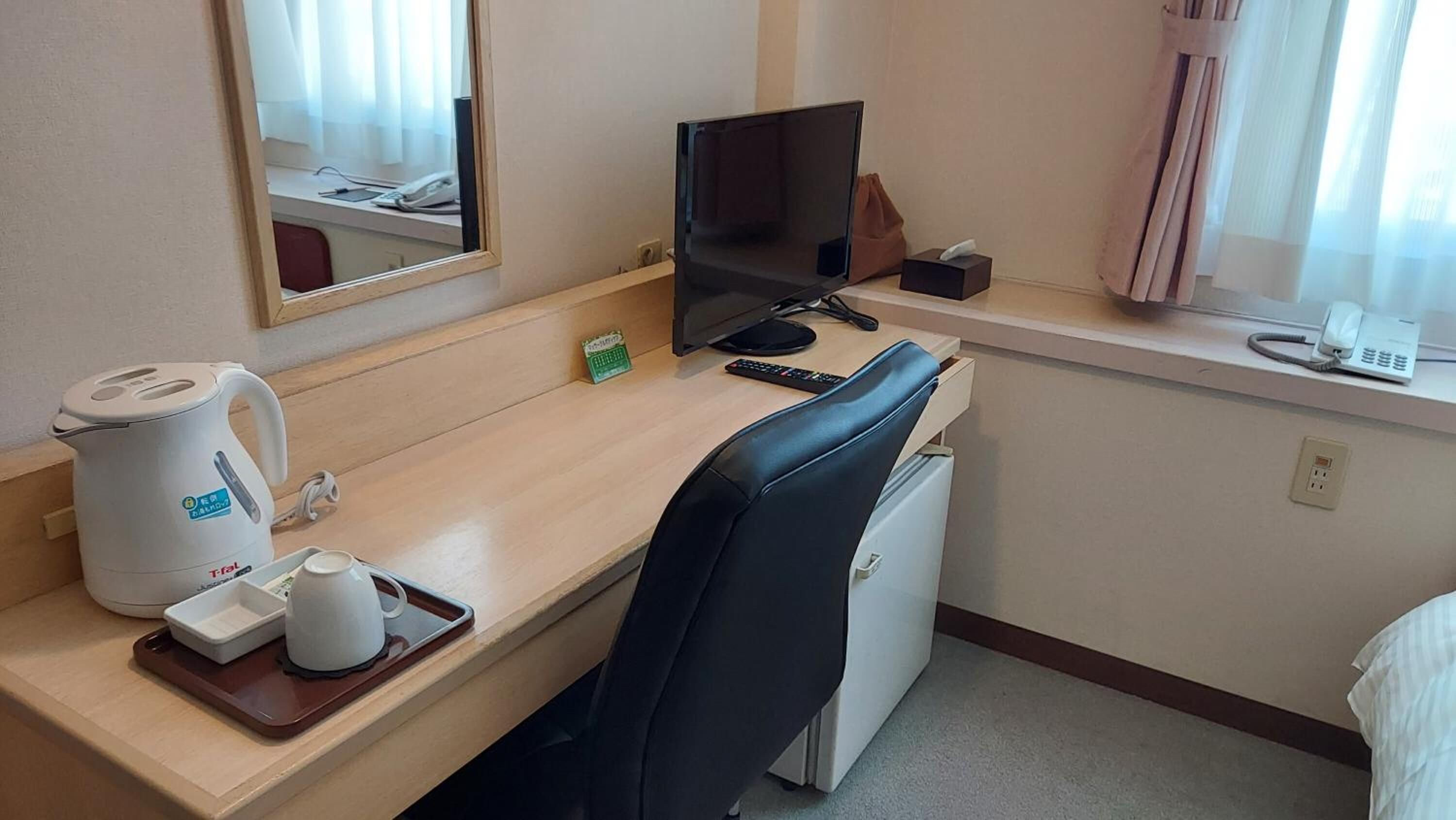 Meja kerja, Wi-Fi gratis, dan seprai linen