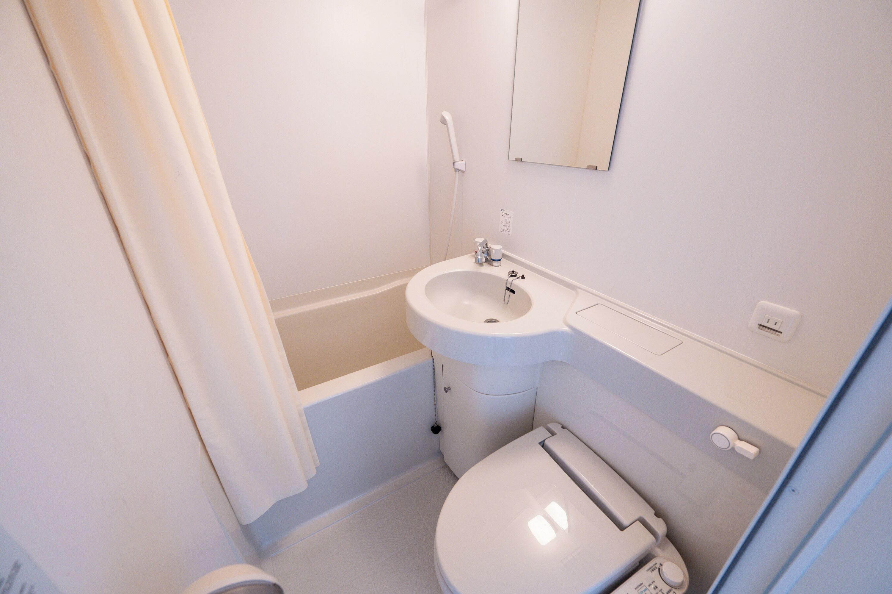 Combined shower/bathtub, deep-soaking bathtub, free toiletries
