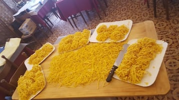 Déjeuner et dßner servis sur place, spécialités Cuisine locale