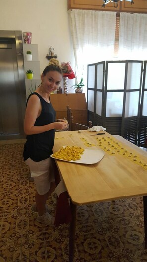 Déjeuner et dîner servis sur place, spécialités Cuisine locale