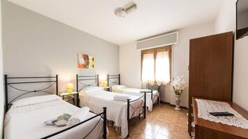 Camera tripla | Una cassaforte in camera, una scrivania, ferro/asse da stiro