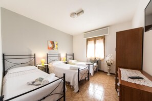 Dreibettzimmer | Zimmersafe, Schreibtisch, Bügeleisen/Bügelbrett, kostenloses WLAN