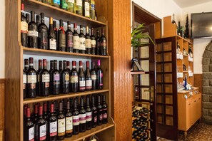 Serveert lunch en diner, lokale gerechten