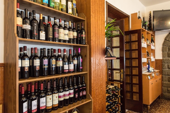 Déjeuner et dßner servis sur place, spécialités Cuisine locale