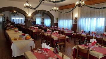 Déjeuner et dßner servis sur place, spécialités Cuisine locale