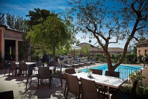 Outdoor dining - Albergo La Palomba (Mondavio)