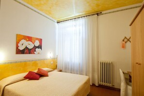 Minibar, in-room safe, desk, cots/infant beds - Albergo La Palomba (Mondavio)