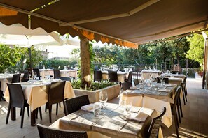 Outdoor dining - Albergo La Palomba (Mondavio)