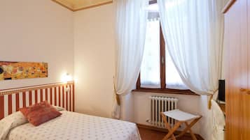 Einzelzimmer | Minibar, Zimmersafe, Schreibtisch, Babybetten