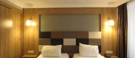 Kahden hengen superior-huone (kaksi sänkyä) | Ylelliset vuodevaatteet, minibaari, työpöytä, äänieristys