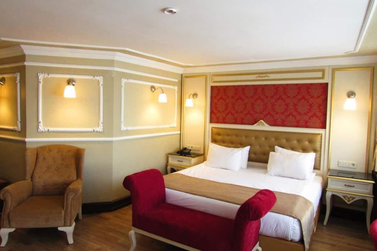 Deluxe tweepersoonskamer | Luxe beddengoed, een minibar, een bureau, geluiddichte muren