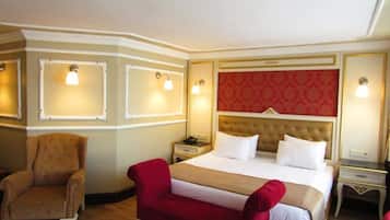 Deluxe Double Room | Peralatan tempat tidur premium, bar mini, meja, kalis bunyi