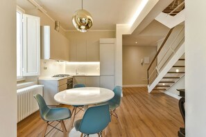 Apartment, 6 Schlafzimmer | Essbereich im Zimmer