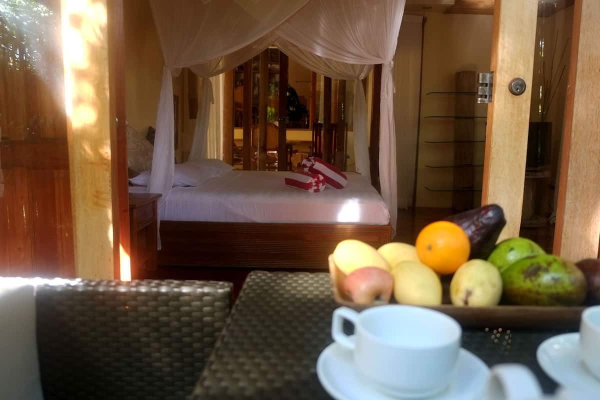 Escritorio, wifi gratis y ropa de cama