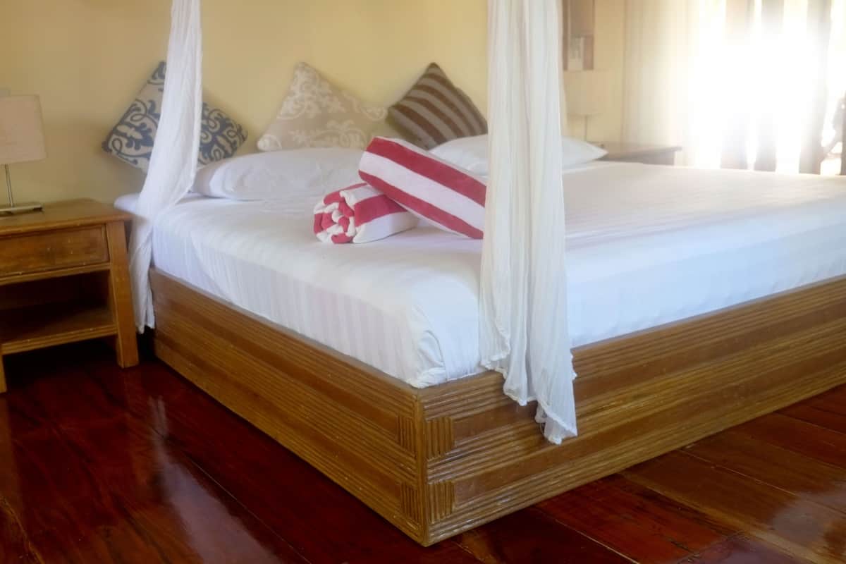 Escritorio, wifi gratis y ropa de cama