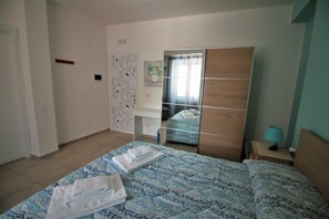 Habitación clásica doble | 1 dormitorio, caja fuerte, escritorio y sistema de insonorización