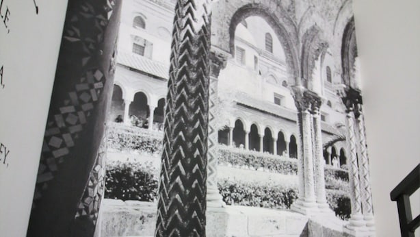 A black and white photograph of a courtyard with a fountain, stone columns, and arches. - B&B La Rosatea (Monreale)