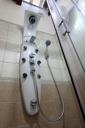 Triple Room | Bathroom | Shower, rainfall showerhead, free toiletries, hair dryer