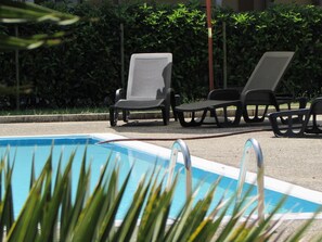 Una piscina al aire libre de temporada