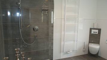 Doppelzimmer | Badezimmer | Dusche, Regendusche, kostenlose Toilettenartikel, Haartrockner