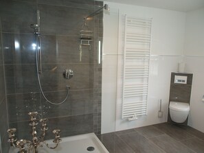Habitación doble | Baño | Regadera, regadera tipo lluvia, amenidades de baño gratuitas 