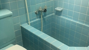 Huis (Private Vacation) | Badkamer | Een bad/douchecombinatie, gratis toiletartikelen, een haardroger