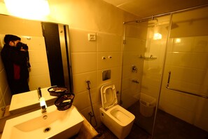 Superior Double Room, Terrace, City View | Bathroom | Shower, deep-soaking bathtub, rainfall showerhead, free toiletries - Hotel Aksa Srinagar (Srinagar)