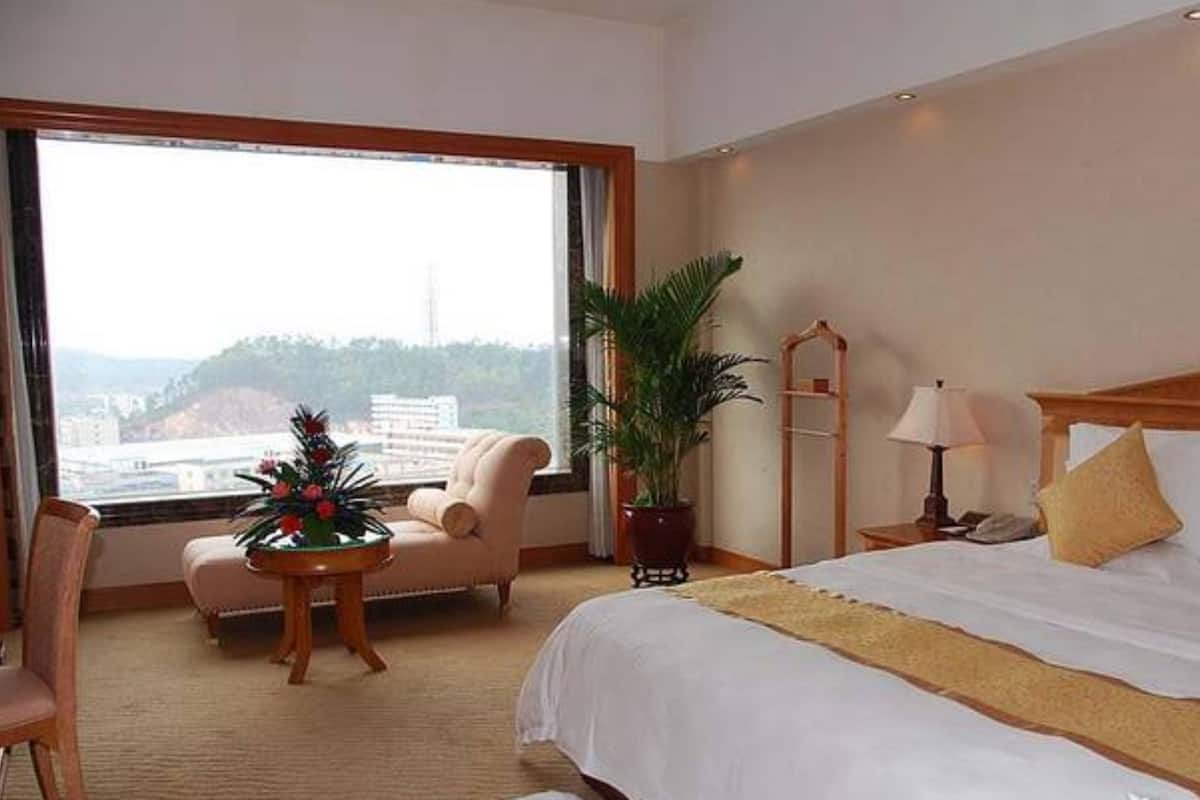 Minibar, in-room safe, desk, blackout curtains