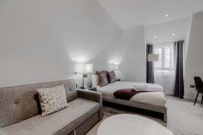 Deluxe Studio, Private Bathroom | 1 bedroom, Egyptian cotton sheets, premium bedding, in-room safe