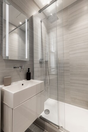 Bathroom - High Street Kensington Apartments  (London)