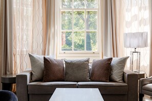 Lounge - High Street Kensington Apartments  (London)